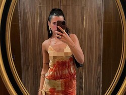 6 Potret Penampilan Dua Lipa Pakai Gaun Tipis Menerawang Jadi Sorotan