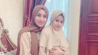 <p>Elif Kayla Perk adalah anak perempuan semata wayang pedangdut Siti KDI dengan pria Turki bernama Cem Junet Perk. (Foto: Instagram @siti_perk)</p>