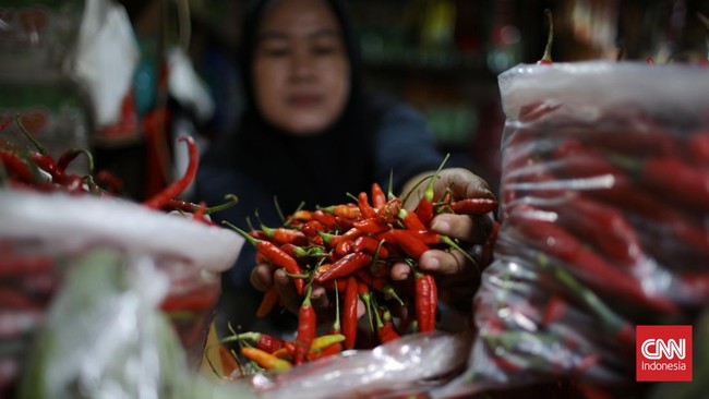 Harga cabai keriting merah dan cabai rawit merah di Jakarta naik dari Rp80 ribu per kg menjadi Rp100 ribu per kg.
