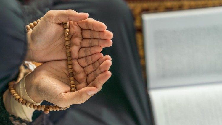 Ilustrasi Berdoa religious islamic background of hands of muslim prayer woman with prayer beads in dua praying for allah blessing in mosque