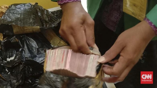NM (62), pria asal Banten yang mengaku sebagai Dewa Matahari disebut memiliki uang tunai mencapai Rp 2 miliar.