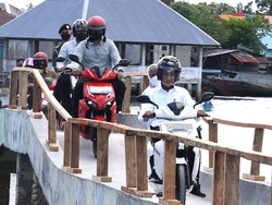 Jokowi dan Iriana Berboncengan Naik Motor Listrik di Kampung Mola Sultra