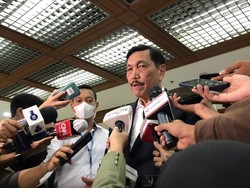 Bantah Belum Booster gegara Data Bjorka, Luhut Ngaku Sudah 4 Kali Vaksin