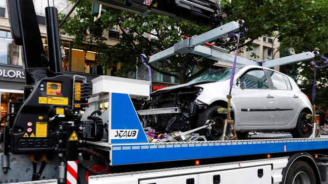 FOTO: Momen Mobil Seruduk Kerumunan Siswa di Berlin Jerman