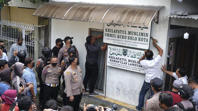 Polisi menangkap dua orang berinisial IM (62) dan SW (26) di Kabupaten Klaten, Jawa Tengah karena diduga sebagai petinggi Khilafatul Muslimin, Kamis (9/6).