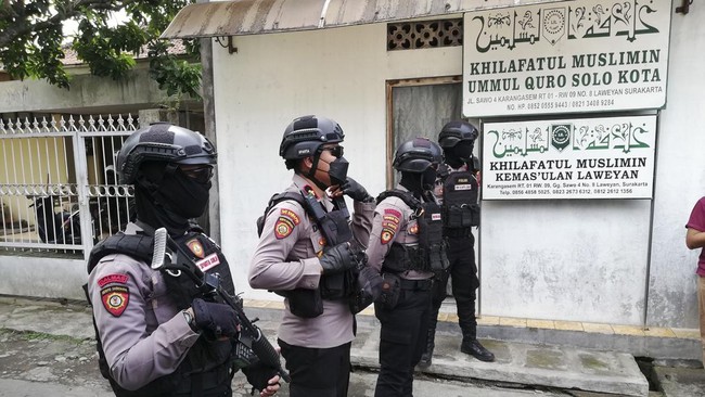 Polisi menurunkan plang dan spanduk organisasi masyarakat (Ormas) Khilafatul Muslimin di Kecamatan Polokarto, Sukoharjo pada Kamis (09/06).