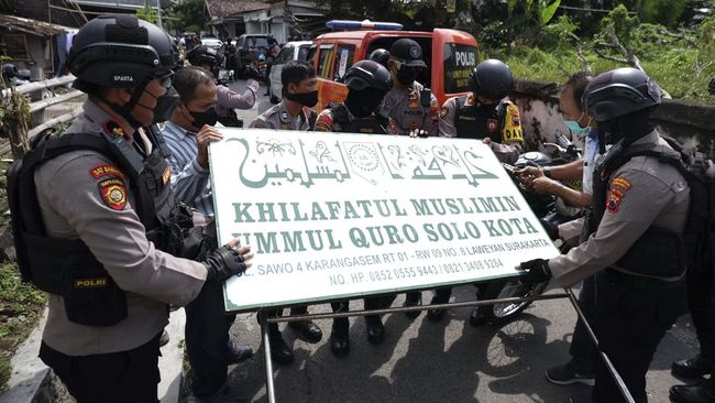 polisi-gerebek-kantor-khilafatul-muslimin-cabang-solo_169 polisi-gerebek-kantor-khilafatul-muslimin-cabang-solo_169