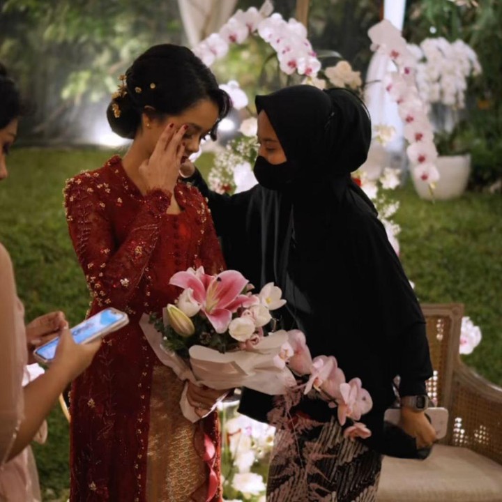 <p>Dekorasi lamaran tak kalah menyita perhatian, lho. Terlihat ada banyak hiasan bunga yang terlihat, termasuk bunga lili besar yang digenggam oleh Mutiara. (Foto: Instagram: @naura_wedding)</p>