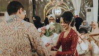 <p>Identitas calon suami Mutiara Baswedan juga semakin bikin penasaran karena foto-foto yang diambil dari belakang. Meski begitu, kebahagiaan terlihat sangat terpancar di wajah putri Anies. (Foto: Instagram: @mutiarabaswedan)</p>