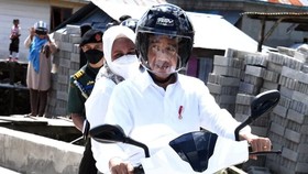 Jokowi Bonceng Iriana Pakai Motor Listrik Saat Blusukan di Wakatobi