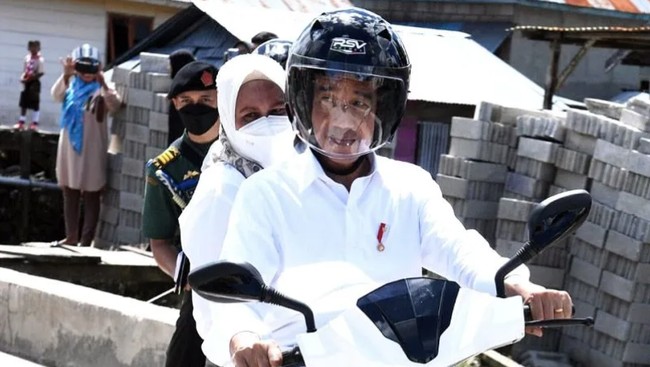 Presiden Jokowi membonceng Ibu Negara Iriana saat belusukan ke kampung mengapung Mola di Wakatobi, Sulawesi Tenggara.