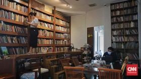 FOTO: 'Menikmati' Buku di Ruang Baca Kekinian di Tebet