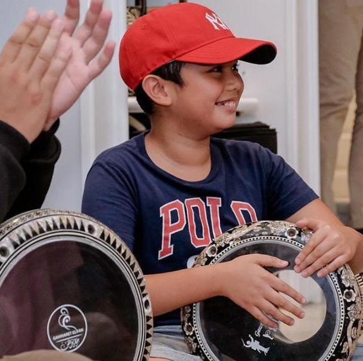 <p>Di usia yang 10 ini, Sulaiman ternyata punya hobi yang unik, lho. Untuk anak seusianya jarang sekali ada yang senang bermain alat musik pukul seperti darbuka. (Foto: Instagram @nurasiauno)</p>