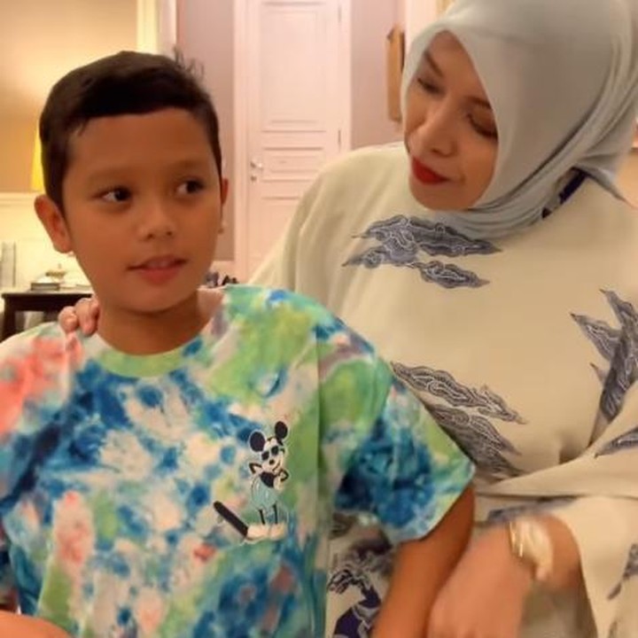 <p>Sandi, dalam vlog terbarunya, menceritakan bahwa Sulaiman punya selera musik yang old school. Dari alat musik perkusi yang ia kuasai, ia memilih darbuka. (Foto: Instagram @nurasiauno)</p>