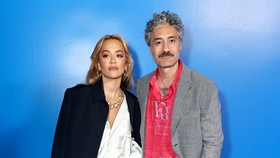 Taika Waititi Akhirnya Blak-blakan Soal Pernikahannya dengan Rita Ora