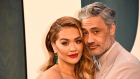 Rita Ora Bucin dengan Taika Waititi: Aku Sangat Jatuh Cinta