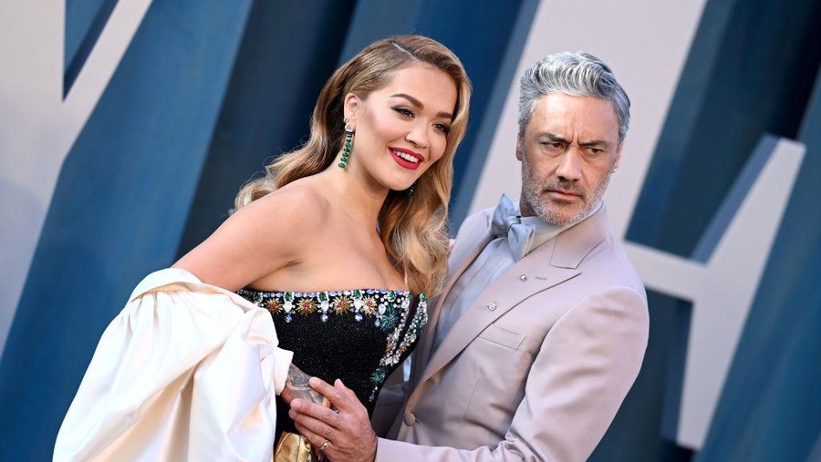 BEVERLY HILLS, CALIFORNIA - MARCH 27: Rita Ora and Taika Waititi attend the 2022 Vanity Fair Oscar Party hosted by Radhika Jones at Wallis Annenberg Center for the Performing Arts on March 27, 2022 in Beverly Hills, California. (Photo by Lionel Hahn/Getty Images)