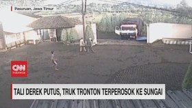 VIDEO: Tali Derek Putus, Truk Tronton Terperosok ke Sungai