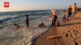 VIDEO: Senyum Bocah Palestina di Pantai Gaza yang Kian Bebas Limbah