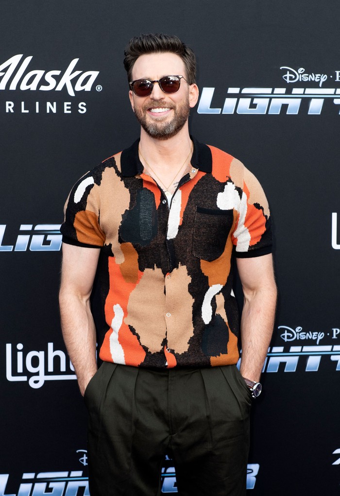 Gaya lebih santai lewat polo shirt multi warna ditampilkannya saat menghadiri premiere film Lightyear (2022). Foto: AFP via Getty Images/VALERIE MACON