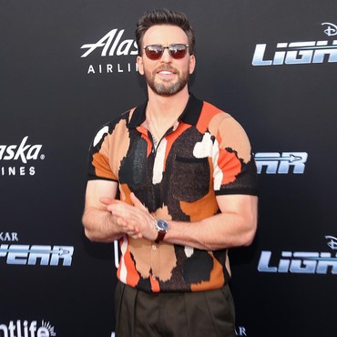 Bareng Emily Blunt, Chris Evans Dikabarkan Bintangi Film 'Pain Hustlers'