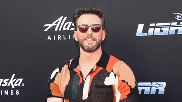 Bareng Emily Blunt, Chris Evans Dikabarkan Bintangi Film 'Pain Hustlers'
