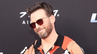 Chris Evans Diam-diam Pacari Aktris Cantik 16 Tahun Lebih Muda