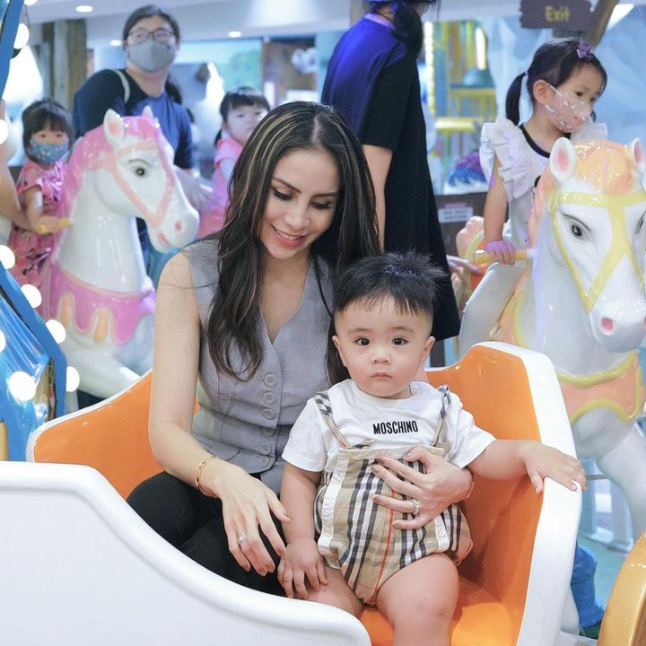 <p>Aberico Mikaelmoza Samudra, anak kedua Momo Geisha disunat saat usianya masih 6 bulan. Hal itu dilakukan Momo sebagai upaya agar Abe tidak mengalami gangguan kesehatan yang mempengaruhi tumbuh kembangnya. (Foto: Instagram @therealmomogeisha)</p>