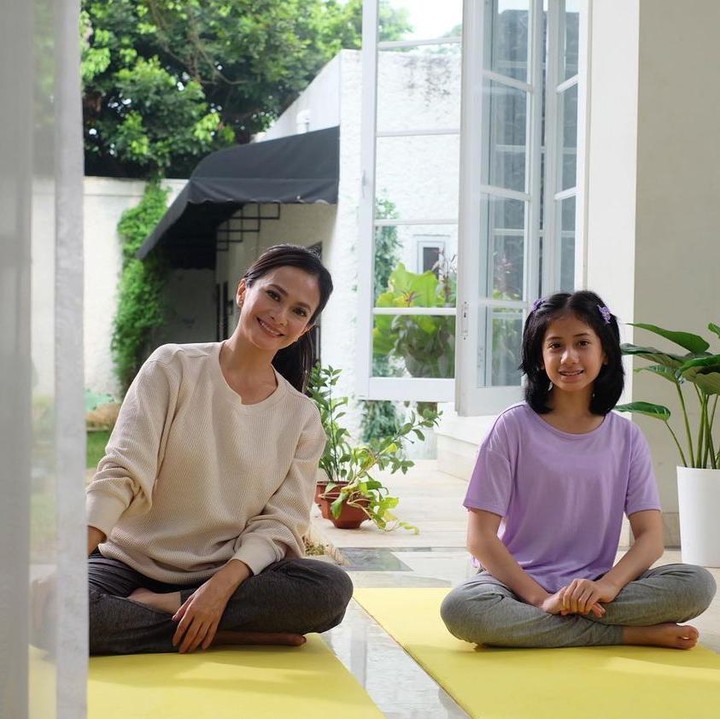 <p>Anak kedua Ersa Mayori dengan Otto Satria Jauhari juga punya<em> brand fashion </em>bernama Kama Talullah sendiri sejak tahun 2014 lalu. Talullah Malika juga dapat merancang hingga menjahit pakaian sediri. (Foto: Instagram @ersamayori)</p>