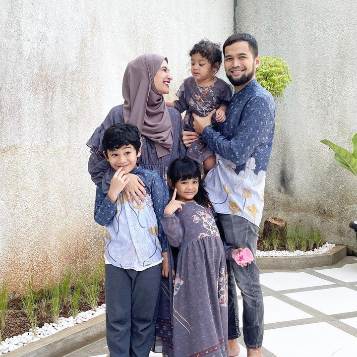 <p>Anak pertama pasangan Shireen Sungkar dan Teuku Wisnu, Teuku Adam Al Fatih juga dibuatkan <em>brand fashion</em> yang memproduksi pakaian muslim anak-anak. <em>Brand-</em>nya diberi nama Al Fatih Kids. (Foto: Instagram @shireensungkar)</p>