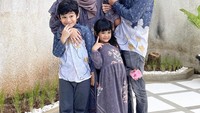 <p>Anak pertama pasangan Shireen Sungkar dan Teuku Wisnu, Teuku Adam Al Fatih juga dibuatkan <em>brand fashion</em> yang memproduksi pakaian muslim anak-anak. <em>Brand-</em>nya diberi nama Al Fatih Kids. (Foto: Instagram @shireensungkar)</p>