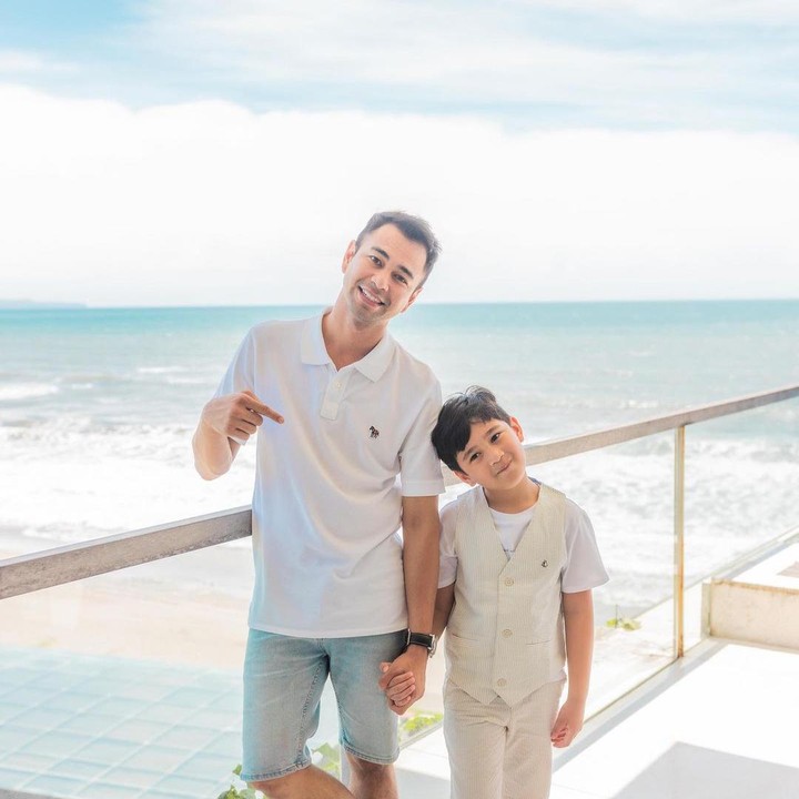 <p>Anak sulung Raffi Ahmad, Rafathar Malik Ahmad juga sudah diajarkan berkecimpung di dunia bisnis meski usianya yang belum genap 7 tahun. Dengan merek fesyen Mylk By Rafathar dan Kyds. (Foto: Instagram @raffinagita1717)</p>