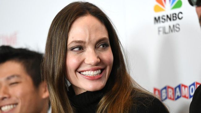 Angelina Jolie jadi sutradara film Without Blood. Film itu dibintangi Salma Hayek.