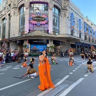 7 Penampilan Anggun C Sasmi Nyinden di Jalanan Paris