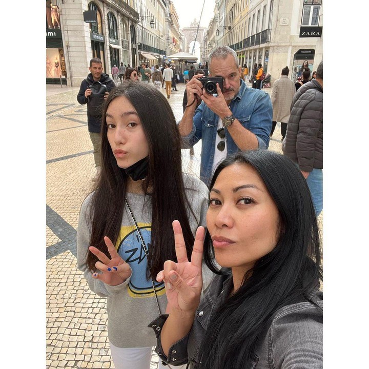 <p>Anggun C. Sasmi salah satu dari beberapa artis yang turut menjaga privasi anaknya. Baru setelah anaknya beranjak dewasa, ia membagikan wajah Kirana melalui unggahan Instagram. (Foto: Instagram @anggun_cipta)</p>