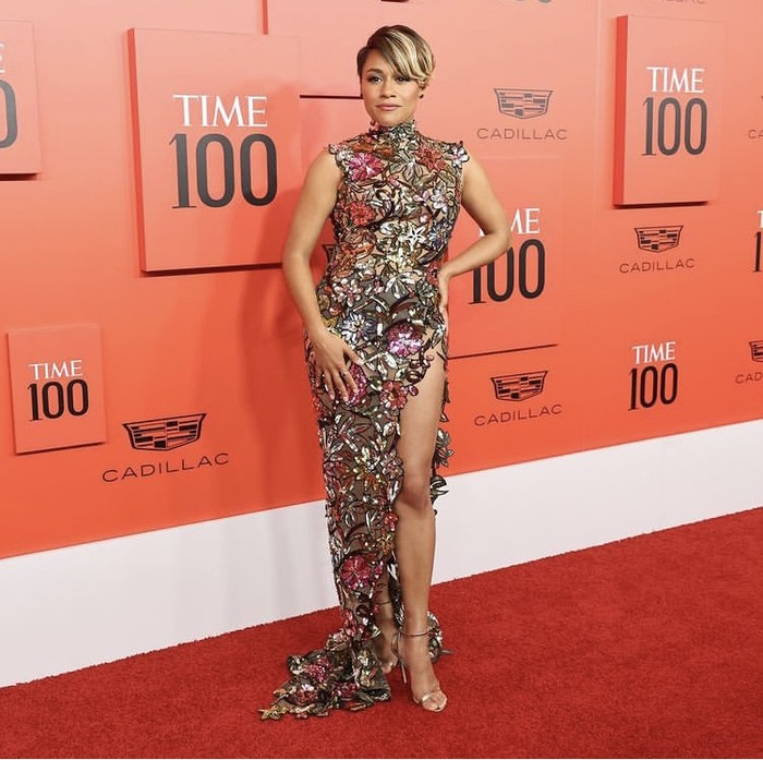 Ariana DeBose mengenakan gaun transparan bertabur motif flora karya Oscar de la Renta. Foto: instagram.com/arianadebose/gettyimages/Cindy Ord