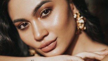 Pamer Foto Seksi Sambil Isap Rokok, Ariel Tatum Jadi Sorotan