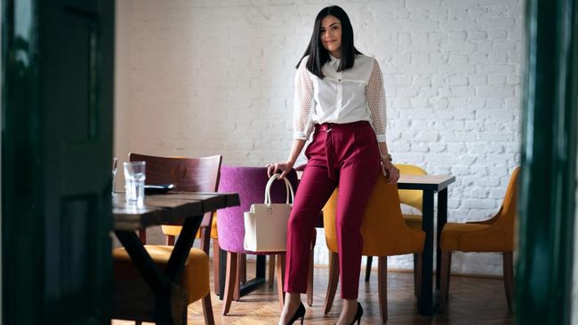 Warna-warna gelap seperti hitam, navy, cokelat tua jadi warna andalan untuk ngantor. Tapi sah-sah saja kalau Anda ingin pakai baju warna terang. Ini tipsnya.