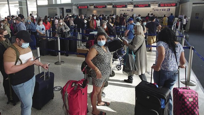 Pemerintah Amerika Serikat bakal mencabut aturan wajib tes Covid-19 bagi para pelancong asing yang masuk ke AS.