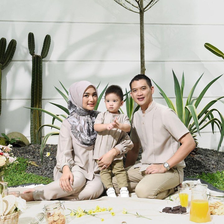 <p>Citra Kirana dan Rezky Aditya memutuskan untuk menyunat anaknya saat berusia 5 bulan. Untuk menghindari infeksi saluran kemih. Keene Atharrazka Adhitya disunat dengan metode sunat klamp yang dapat meminimalisir pendarahan. (Foto: Instagram @citraciki)</p>