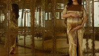 <p>Dalam balutan bernuansa emas, Dea terlihat lakukan maternity photoshoot nih Bunda. Mengingat usia kandungan memasuki minggu ke 37. (Foto: Instagram @dea_ananda)</p>