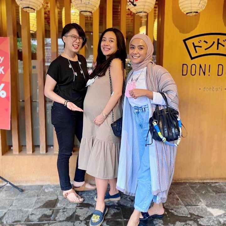<p>Dea juga menyempatkan untuk temu kangen dengan sahabat lamaya sesama penyanyi cilik Leony dan Enno Lerian. Ketiganya terlihat hangat dan tetap akrab, lho Bunda. Sang suami, Ariel juga terlihat tidak lepas menemani Dea kemana pun. (Foto: Instagram @dea_ananda)</p>