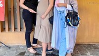 <p>Dea juga menyempatkan untuk temu kangen dengan sahabat lamaya sesama penyanyi cilik Leony dan Enno Lerian. Ketiganya terlihat hangat dan tetap akrab, lho Bunda. Sang suami, Ariel juga terlihat tidak lepas menemani Dea kemana pun. (Foto: Instagram @dea_ananda)</p>