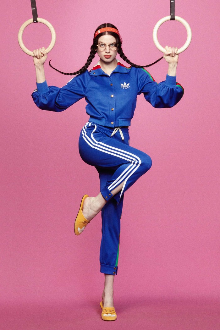 Track suit jadi salah satu busana esensial ketika berbicara gaya retro sporty. Koleksi Gucci x Adidas menjual crop jacket ini seharga 1250 Poundsterling dan celana seharga 890 Poundsterling. Total mencapai 2140 Poundsterling atau Rp38 jutaan. Foto: Carlijin Jacobs/Courtesy of Gucci