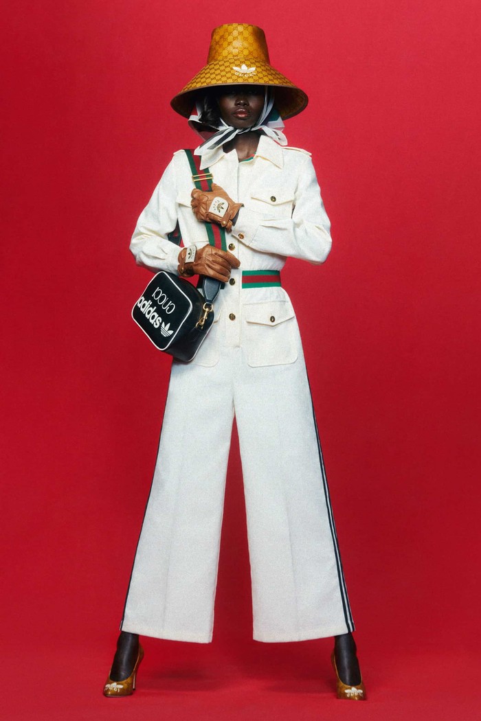 Selain visor dan bucket hat, sentuhan klasik dihadirkan Gucci lewat kreasi topi yang dikenakan bersama jumpsuit ini. Topi tersebut dijual 890 USD atau Rp12,9 juta. Foto: Carlijin Jacobs/Courtesy of Gucci