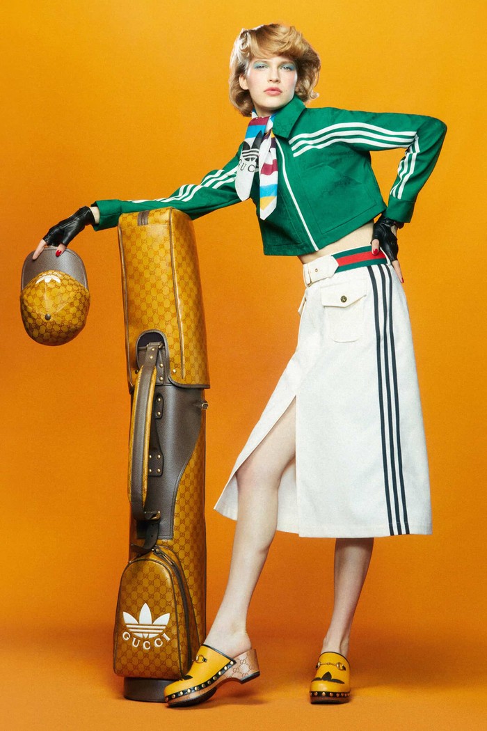 Bukan busana atau tas, benda termahal pada koleksi Gucci x Adidas ini adalah tas Golf. Pada versi bahan canvas berhiaskan motif logo Gucci dan Adidas seperti pada gambar harganya 13 ribu USD atau Rp189 juta. Namun untuk versi bahan kulit bisa mencapai 19.500 USD atau Rp283 juta! Foto: Carlijin Jacobs/Courtesy of Gucci