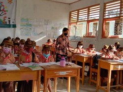 Guru Lulusan Magister di Pelosok Torut 6 Bulan Mengajar Tanpa Digaji