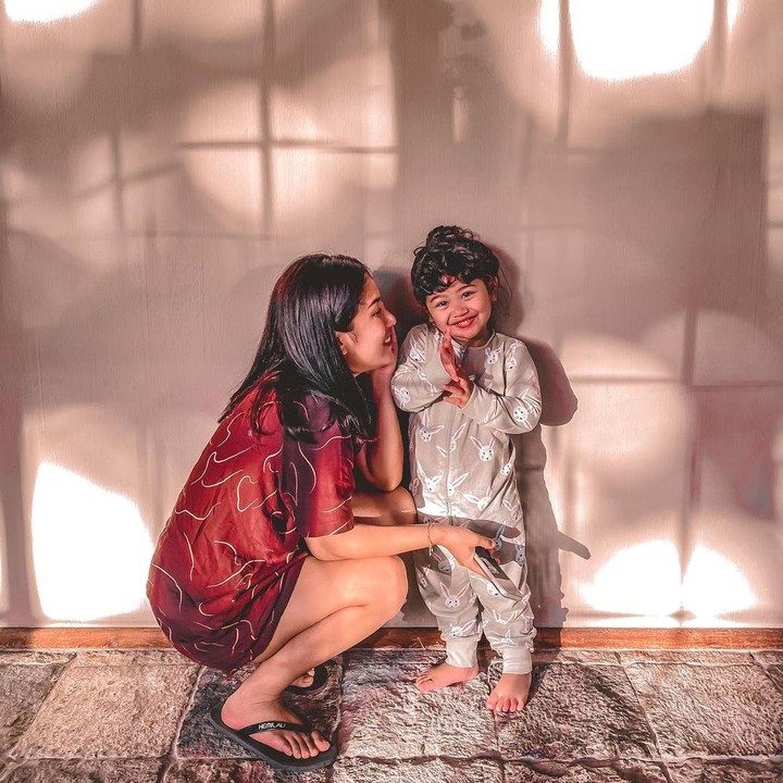 <p>Gya Sadiqah saat ini tengah mengandung anak keduanya. Keluarga kecil ini tengah menantikan anggota baru yang nantinya jadi adik Kalea. (Foto: Instagram @tarrabudiman)</p>