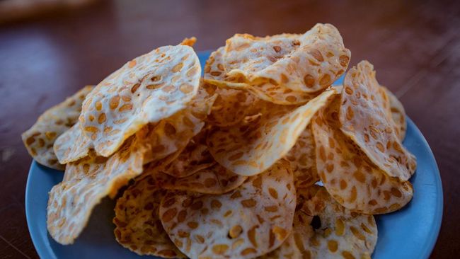 Banyak pengunjung yang tidak hanya ingin menikmati makanan khas Bandung di tempat, tetapi juga berburu oleh-oleh untuk dibawa pulang.