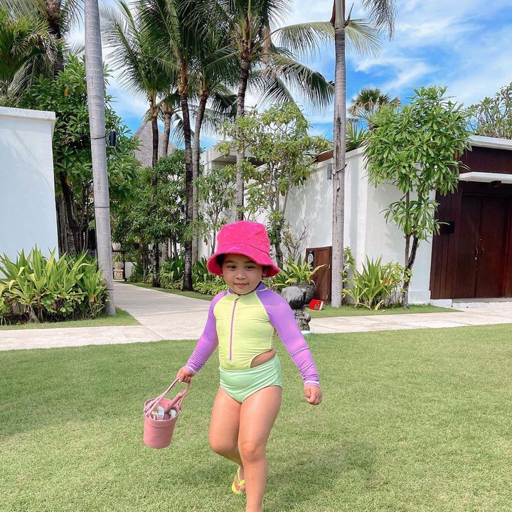 <p>Kalea rupanya sangat suka bermain di pantai dan kolam. “Semangat banget mau ke pantaiii. Pantai-kolam-pantai-kolam terusss aja gak mau selesai. Puas puasin yaa Kaaaal,” kata Gya sebagai <em>caption</em> foto di Instagramnya. (Foto: Instagram @gyaps)</p>